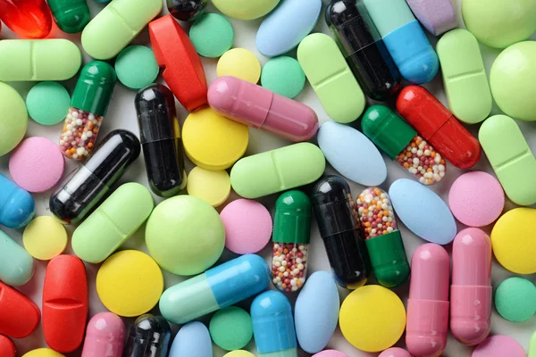 Beyaz arka planda izole edilmiş haplar