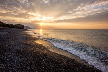 deniz üzerinde renkli şafak