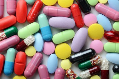 Beyaz arka planda izole edilmiş haplar