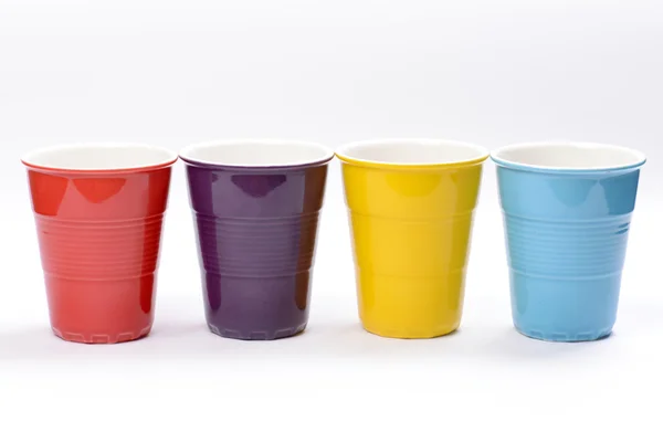 Четыре разноцветные чашки — стоковое фото