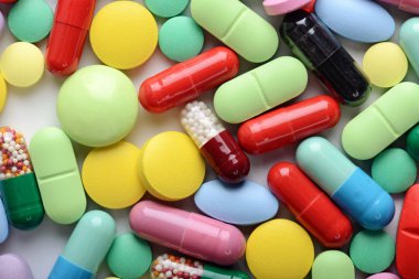 Beyaz arka planda izole edilmiş haplar