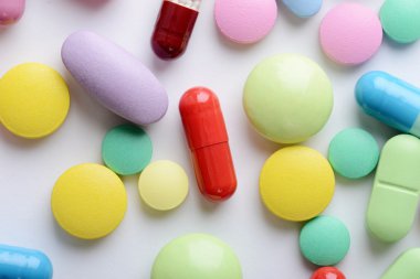 Beyaz arka planda izole edilmiş haplar