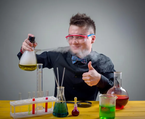 Tovenaar in chemisch laboratorium bereidt magische oplossing — Stockfoto