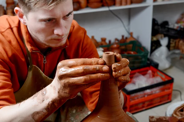 Potter at work in workshop — Stock Photo, Image