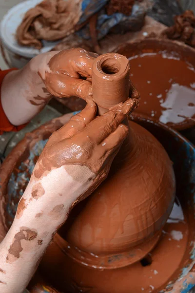 Potter at work in workshop — Stock Photo, Image