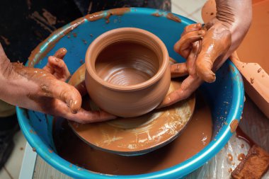 Atölye çalışmalarında, çömlekçi