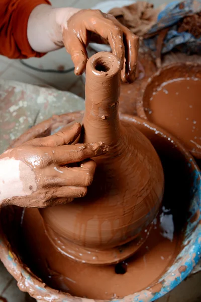 Potter au travail en atelier — Photo