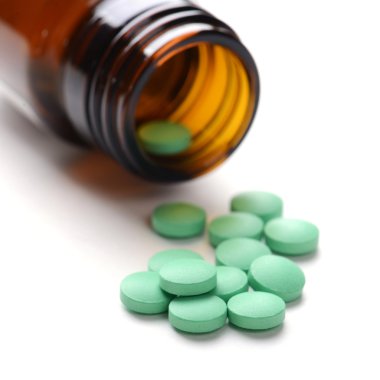 hap hap şişe beyaz arka plan üzerinde