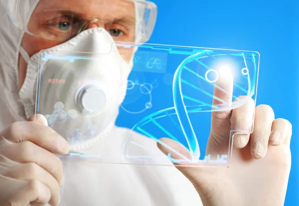 Medizinischer Forscher mit futuristischem Werkzeug — Stockfoto