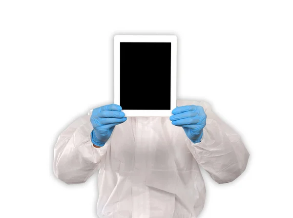 Un chercheur médical montre une tablette — Photo