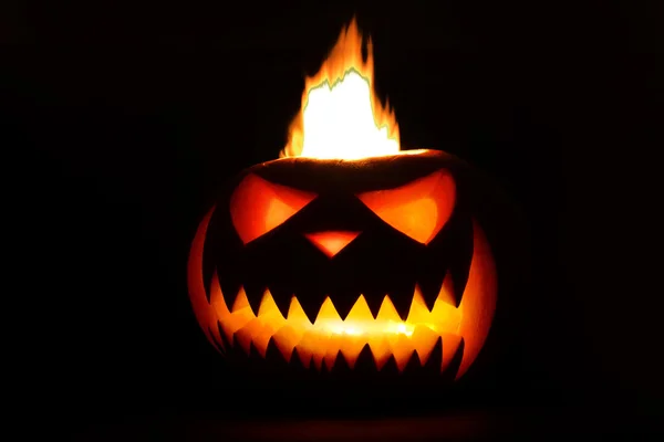 Halloween-Kürbis glänzt innen auf schwarz — Stockfoto