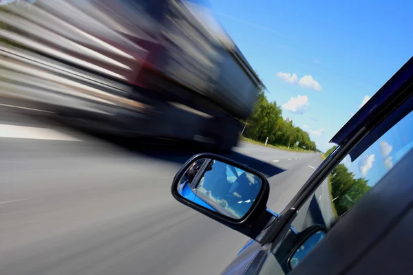 Bir yolda yüksek hızlarda bir araba