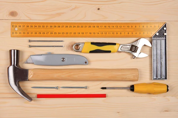Ahşap masa marangozluk işleri için çalışma araçları kümesi