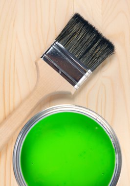 Ahşap arka plan üzerinde boya kovası