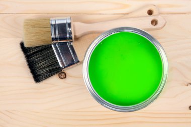 Ahşap arka plan üzerinde boya kovası