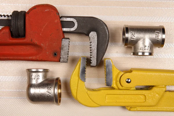 Montażu i dwa klucze widełkowe z rolkami dla robót instalacyjnych — Zdjęcie stockowe