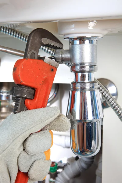 Bir lavabonun altında bir boru tamir