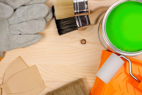 Ferramentas de pintura para decoração de casa em mesa de madeira — Fotografia de Stock