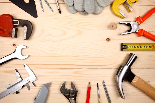 Instalatérské a nástrojů na dřevěný stůl — Stock fotografie