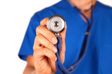 Steteskobu olan doktor beyaz arkaplanda izole edilmiş.