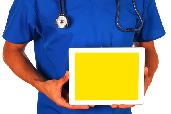 白い背景に分離された空白のデジタル タブレットを保持している男性医師 — ストック写真