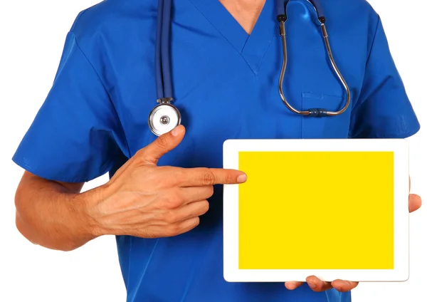 Médico masculino segurando comprimido digital em branco isolado em backg branco — Fotografia de Stock