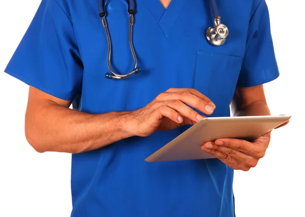 Médico masculino segurando comprimido digital isolado em fundo branco — Fotografia de Stock