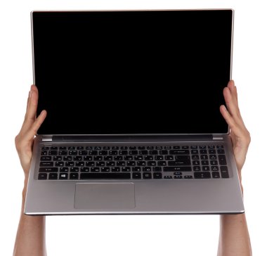 Beyaz arka plan üzerinde izole bir dizüstü bilgisayar holding adam eller