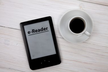 e-kitap okuyucu ve kahve Kupası ahşap tablo