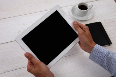 Boş dijital tablet, not defteri ve kahve holding eller