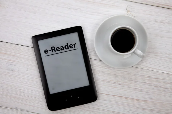 Lecteur de livres électroniques et tasse à café sur table en bois — Photo