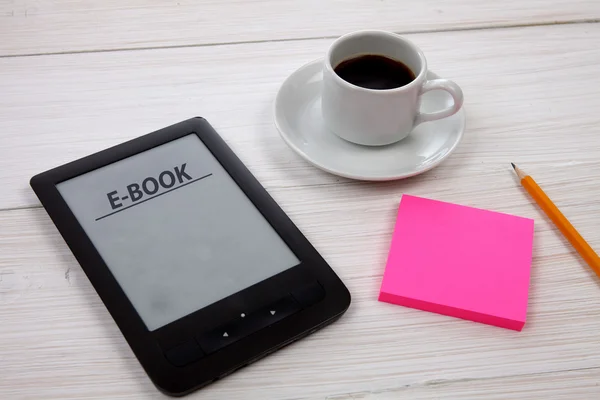 Lecteur de livres électroniques et tasse à café sur table en bois — Photo