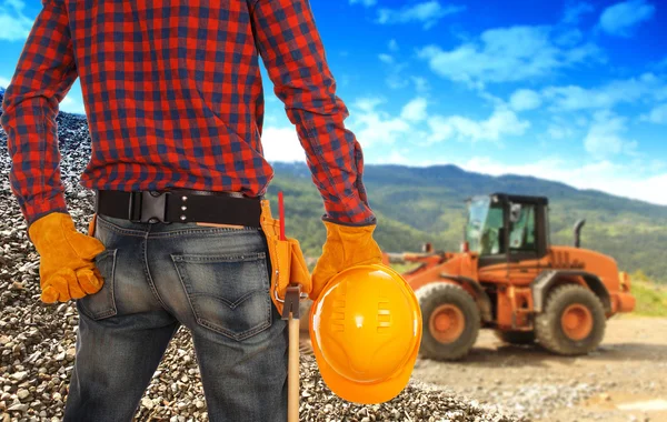 Vista posterior del ingeniero masculino de pie en el sitio de construcción —  Fotos de Stock