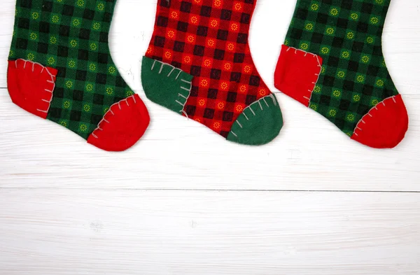 Medias de Navidad sobre fondo de madera blanca — Foto de Stock