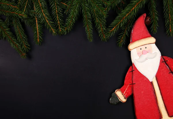 Різдвяна листівка. Санта-Клауса на дошці і смерекові дерева — стокове фото