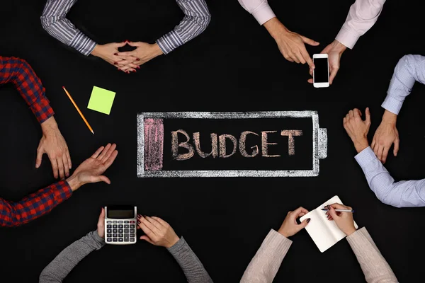 Zakelijke team een begroting schaven aan de tafel — Stockfoto
