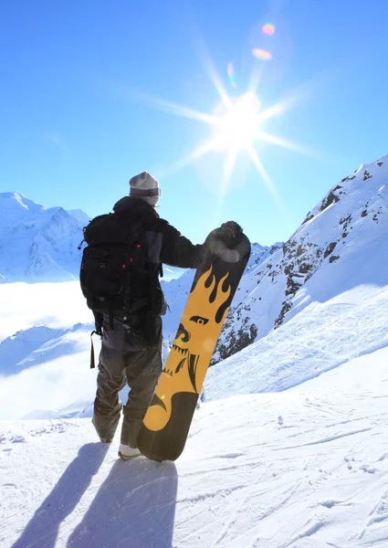 Manliga snowboardåkare på toppen — Stockfoto