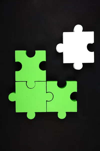 Üzleti koncepció. a fekete háttér puzzle — Stock Fotó