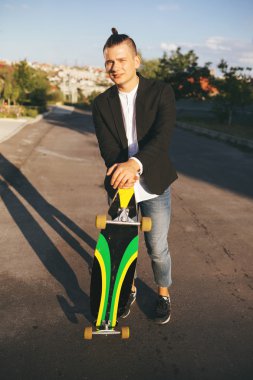 Bir adam yolda gidiş longboard ile görüntü