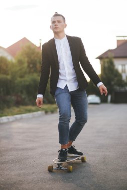 Bir adam yolda gidiş longboard ile görüntü