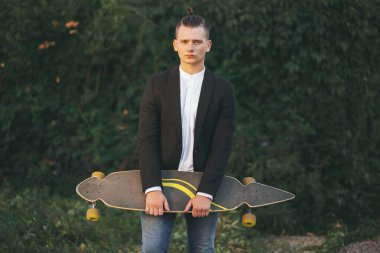Bir adam yolda gidiş longboard ile görüntü