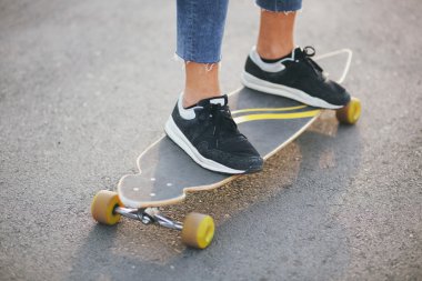 Bir adam yolda gidiş longboard ile görüntü
