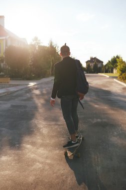 Bir adam yolda gidiş longboard ile görüntü