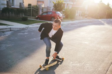 Bir adam yolda gidiş longboard ile görüntü