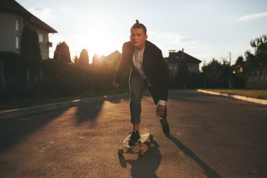 Bir adam yolda gidiş longboard ile görüntü