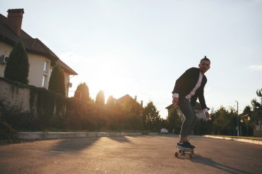Bir adam yolda gidiş longboard ile görüntü