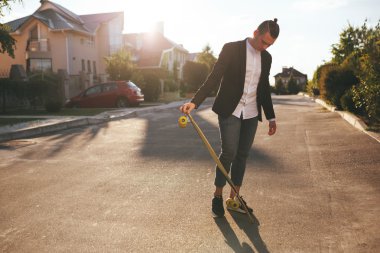 Bir adam yolda gidiş longboard ile görüntü