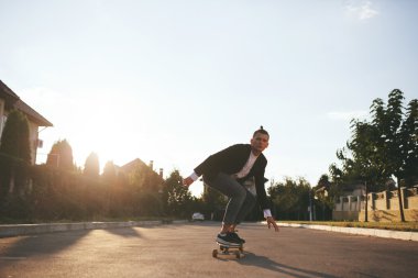 Bir adam yolda gidiş longboard ile görüntü
