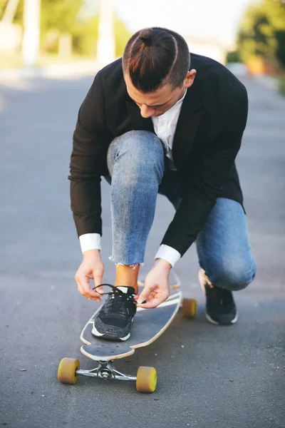 Imagem de um homem com longboard indo na estrada — Fotografia de Stock