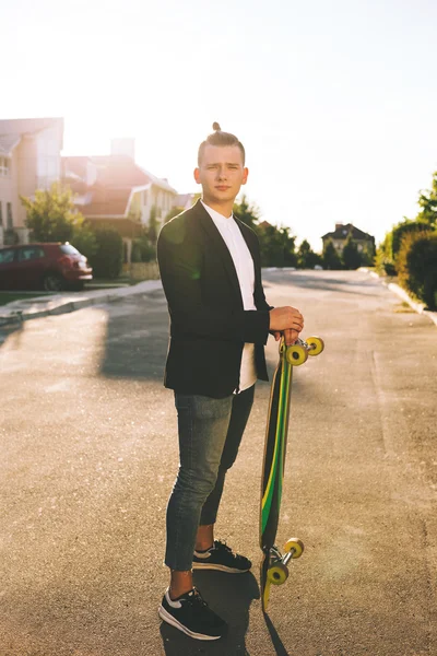 Obraz muže s longboard na silnici — Stock fotografie